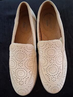 Clarks Women's Light Tan Perforated Suede Slip-On Loafers NWOT